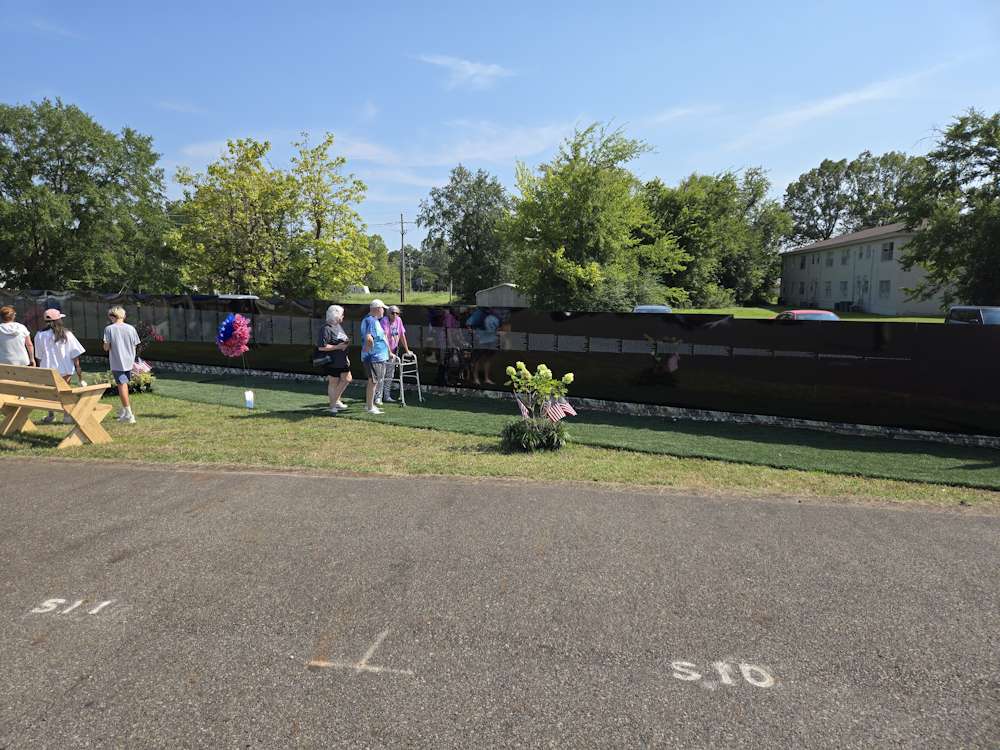 Visitors at the Wall Visitors at the Wall