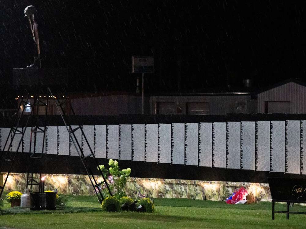 Visitors at the Wall Visitors at the Wall