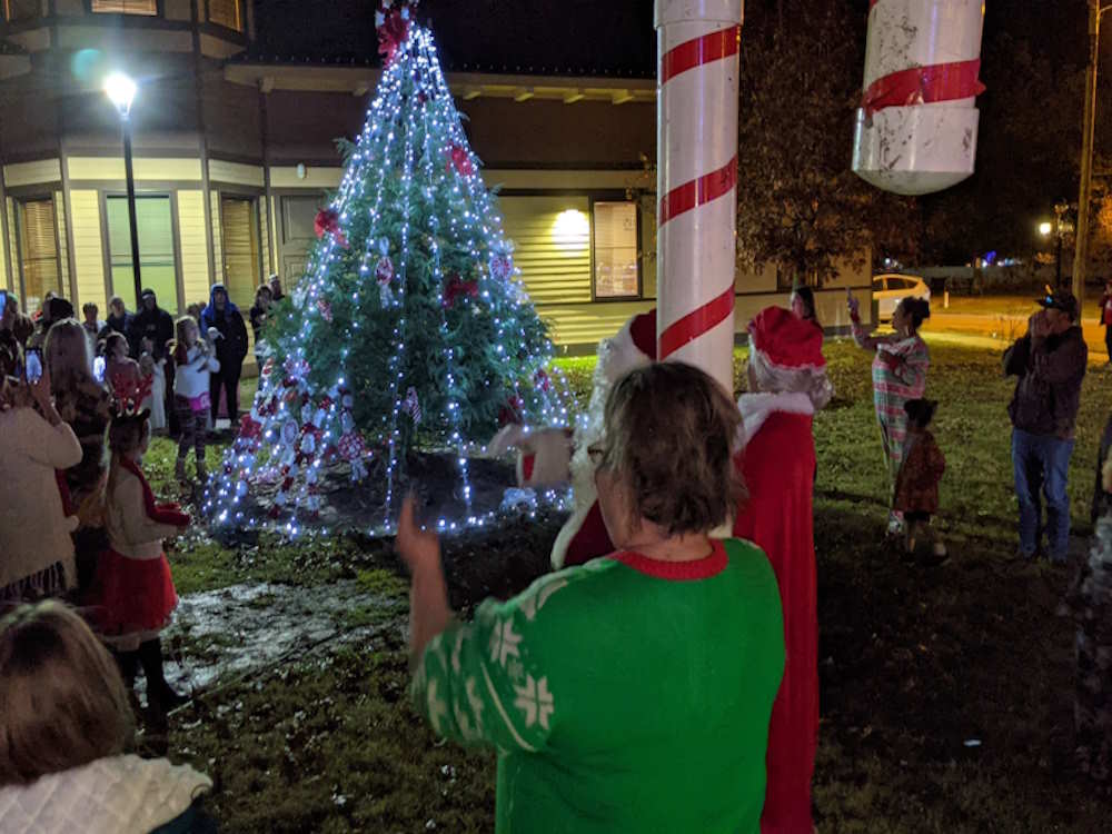 Santa & Mrs Claus lighting the Christmas Tree Santa & Mrs Claus lighting the Christmas Tree
